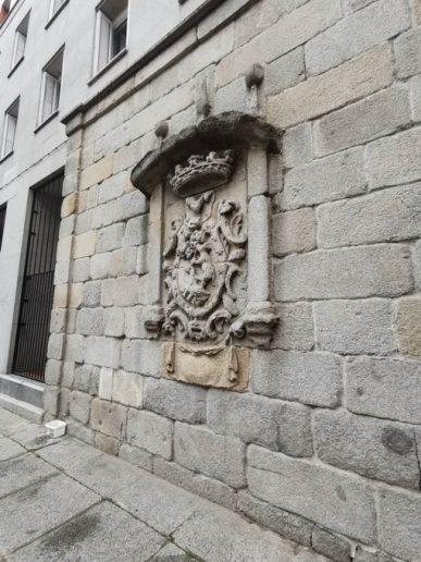 El escudo de piedra más antiguo de Madrid