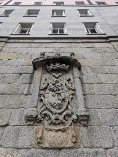 El escudo de piedra más antiguo de Madrid