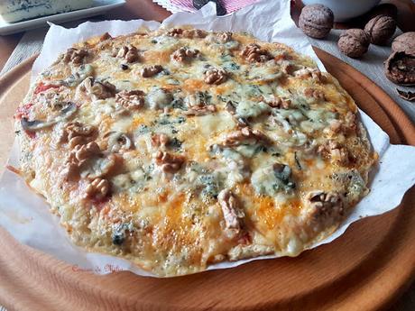 Pizza con masa de coliflor y almendras y con queso azul y nueces #lunessincarne