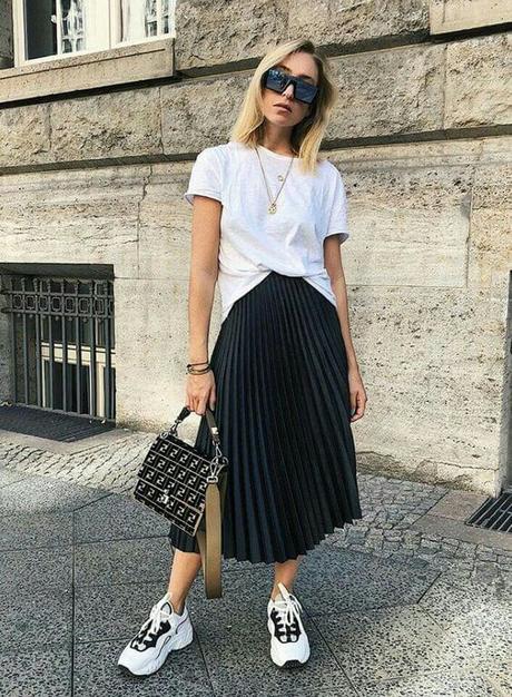 Look Falda Plisada Con Zapatillas - Paperblog