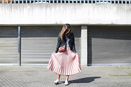 Look Falda Plisada Con Zapatillas