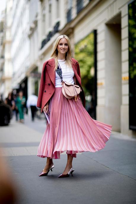 Look Falda Plisada Con Zapatillas