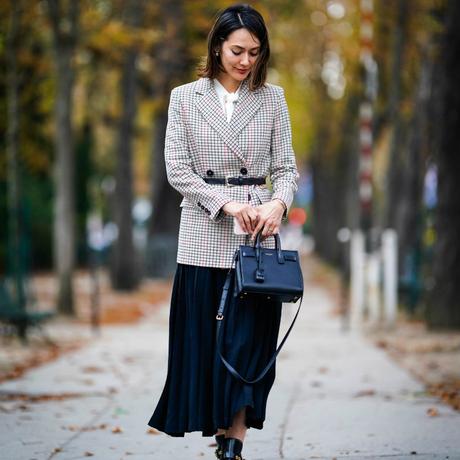 Look Falda Plisada Con Zapatillas