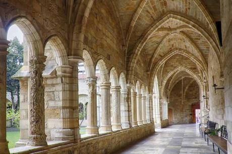 Bajo los arcos del claustro de la Catedral de Santander oraron los tripulantes de la nave de Bonifaz antes de la batalla por Sevilla en el Guadalquivir