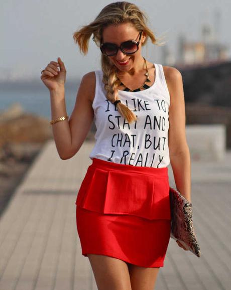 Outfit Con Falda Roja Pegada