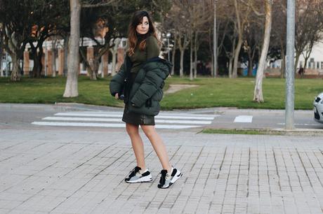 zapatillas con cuña Yokono Shoes falda acolchada polipiel abrigo plumas mujer fashion blog