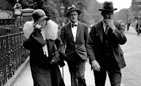 James Joyce (centro) el día de su boda con Nora Barnacle, en Londres en 1931.