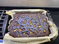 Horneado de brownie de chocolate y nueces.