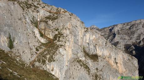 Tramo de ascenso a la cueva en el Sedo Violines