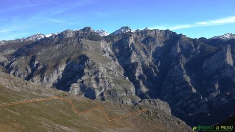 Vistas hacia el Cantu Cabroneru desde el Camín del Llaciu