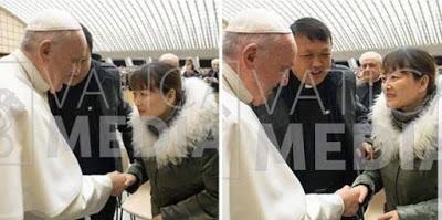 ¿Recuerdas el manotazo del Papa a una mujer china? ¡Se reunieron en el Vaticano!