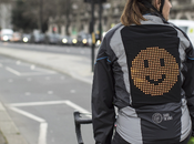 Ford desarrolla chaqueta emoji para mejorar comprensión entre ciclistas conductores