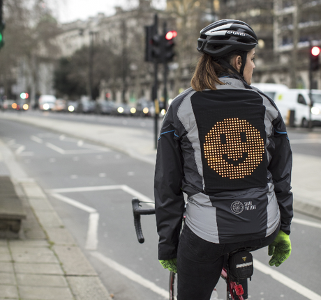 Ford desarrolla una chaqueta emoji para mejorar la comprensión entre ciclistas y conductores
