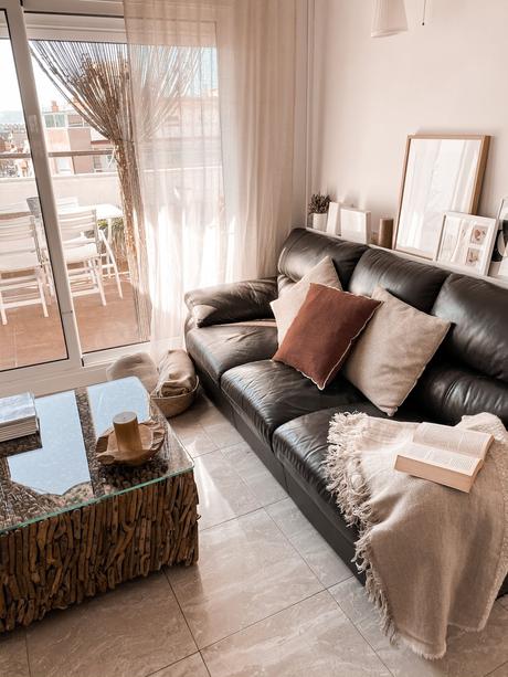 Salón de estilo nordico con toque rústico 