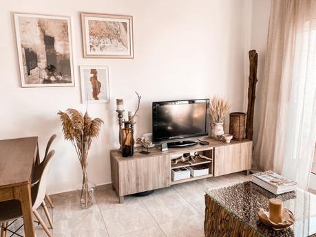 Salón de estilo nordico con toque rústico 