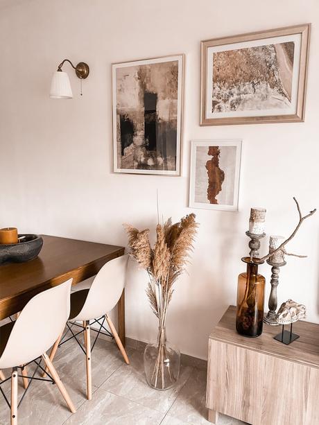 Salón de estilo nordico con toque rústico 