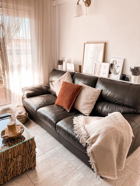 Salón de estilo nordico con toque rústico 