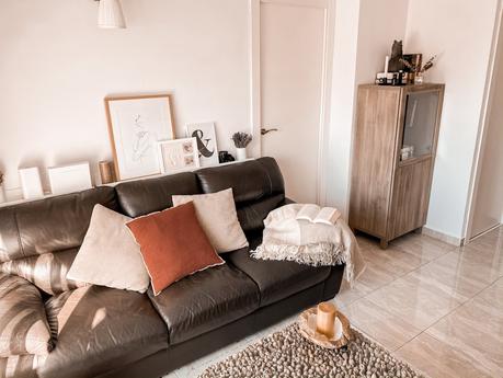 Salón de estilo nordico con toque rústico 