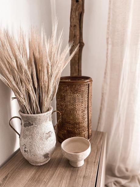 Salón de estilo nordico con toque rústico 