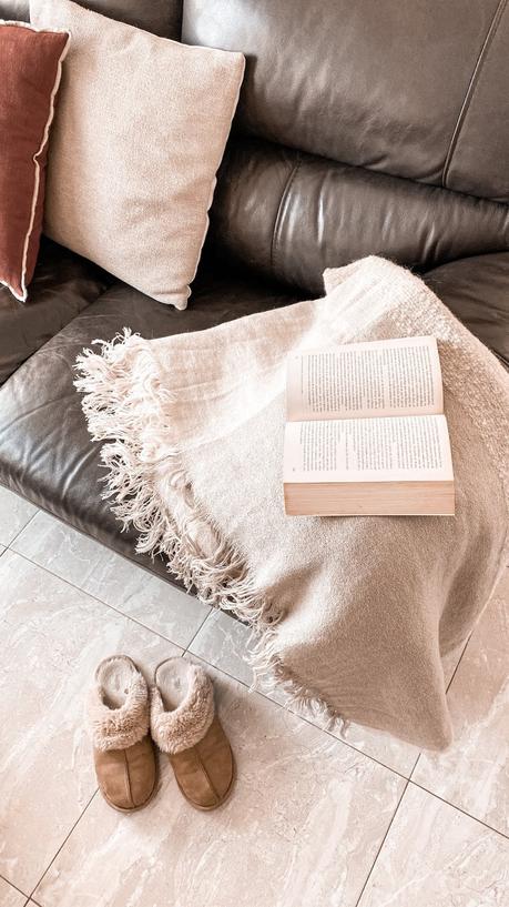 Salón de estilo nordico con toque rústico 