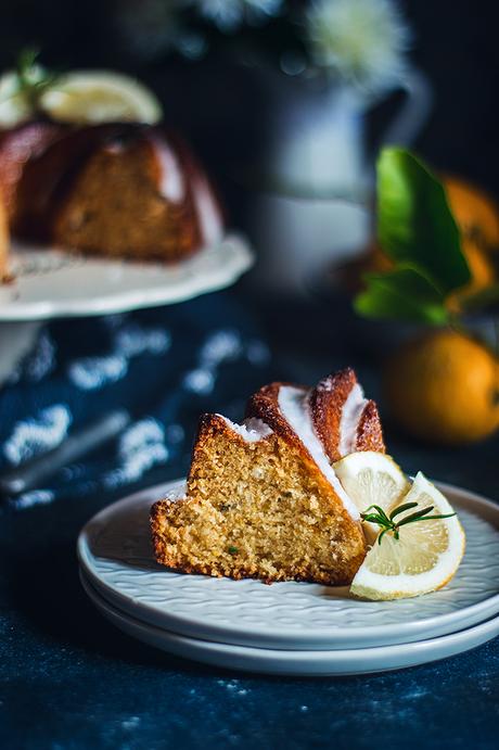 Bundt cake de limón y romero