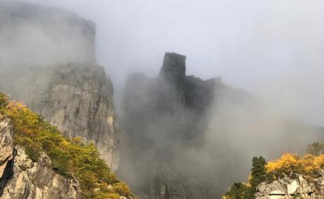 púlpito Preikestolen visto desde fiordo