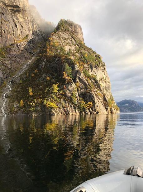 púlpito Preikestolen visto desde fiordo