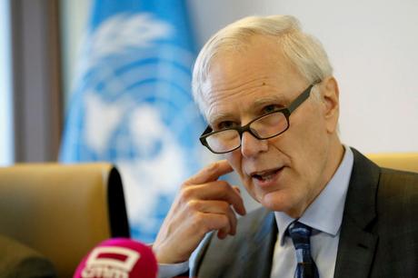 El australiano que vive de las miserias, que ve y contempla desde un hotel de 5 estrellas