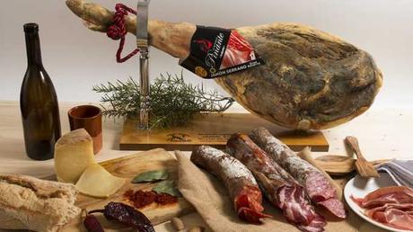 El australiano que vive de las miserias, que ve y contempla desde un hotel de 5 estrellas