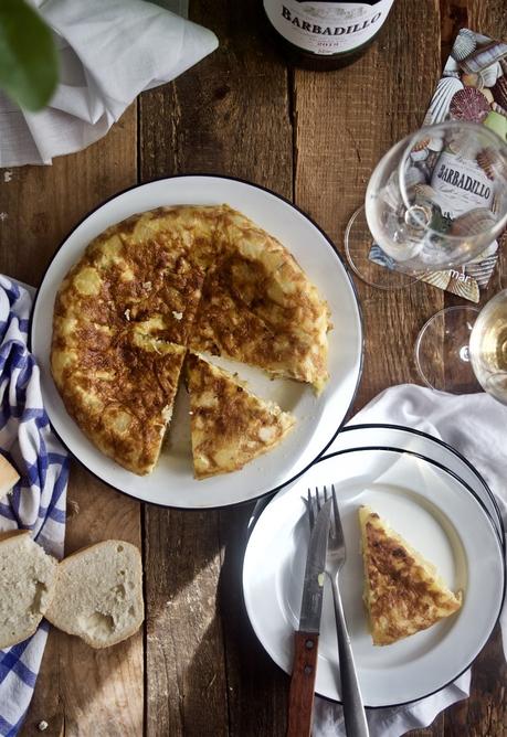 tortilla-de-patatas-y-migas-de-bacalao