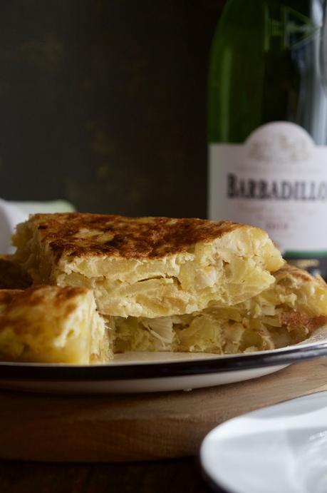 tortilla-de-patatas-y-migas-de-bacalao