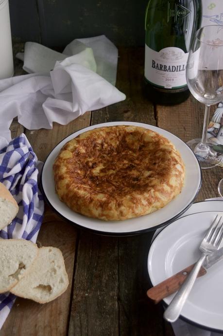 tortilla-de-patatas-y-migas-de-bacalao