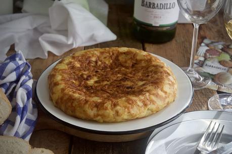 tortilla-de-patatas-y-migas-de-bacalao