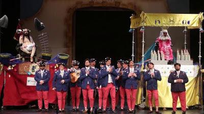Una chirigota que satiriza a los cofrades en el Carnaval de Cádiz.