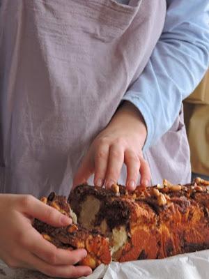 Chocolate, peanuts and chinnamon pull apart bread