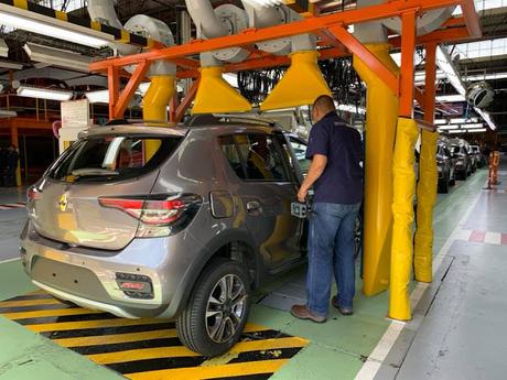 RENAULT PREMIÓ A SUS COLABORADORES CON UN EXTRAORDINARIO VIAJE A SU LA PLANTA DE MEDELLÍN