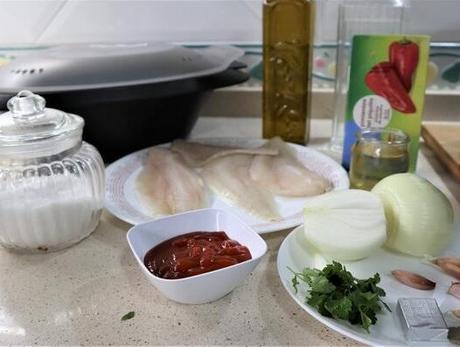 Los ingredientes necesarios para hacer la merluza en salsa de pimiento de piquillo en Mambo