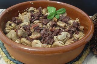 Cazuela de habas guisadas con carnes, cebolla, coñac y menta