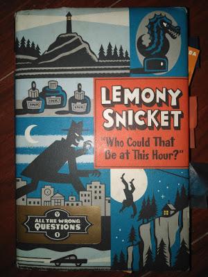 Saga All the wrong questions, Libro I: Who could be at this hour?, de Lemony Snicket