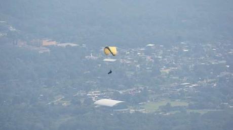 Realizan el primer vuelo en parapente de Tamazunchale