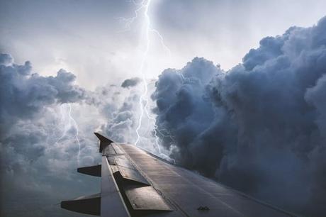 ¿Por qué pueden volar los aviones durante las tormentas?