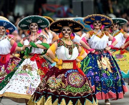 Las Costumbres y Tradiciones Mexicanas ¿Son buenas o malas? desfile tradicional mexicano