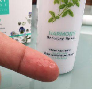 Textura muy fluida para este serum nocturno Probando, probando Harmony de Selvert Thermal