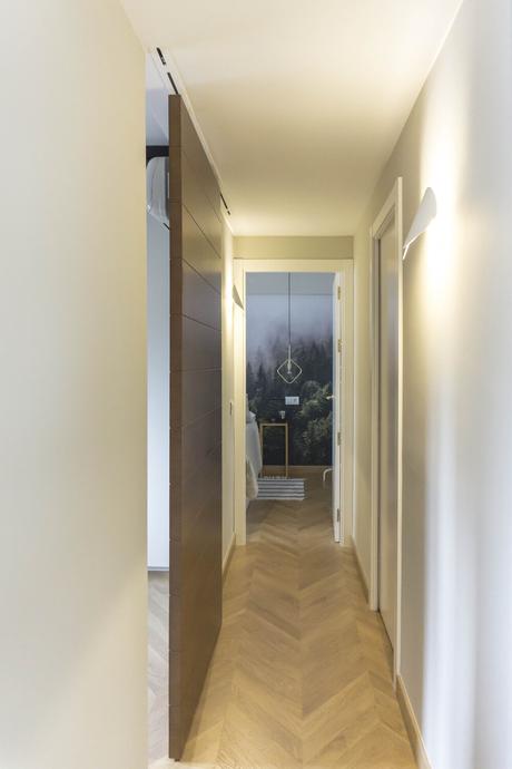 PROYECTO EMMME: el piso de Ana y Eduardo reforma integral madrid emmme studio Ana y Eduardo pasillo puerta establo rustica.jpg