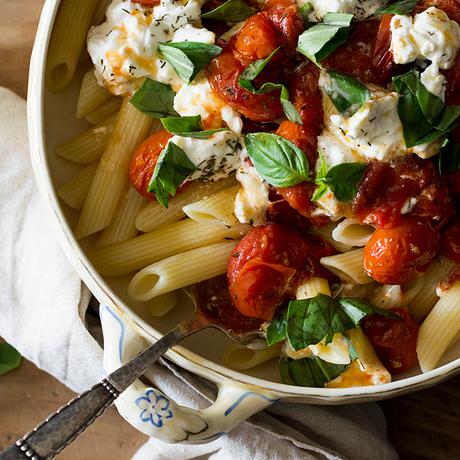 PASTA CON SALSA DE TOMATE ASADO Y BURRATA PASTA CON SALSA DE TOMATE ASADO Y BURRATA