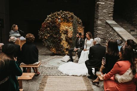 Ceremonia de boda de invierno con backdrop circular de flores con madera y velas | Bodas de Cuento Wedding Planners