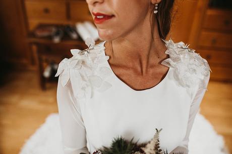 vestido de novia hombros con pétalos