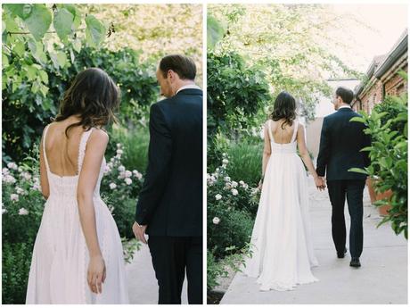 novios caminando de espaldas vestido rosa clara