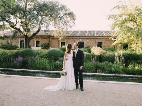 beso novios en su boda en finca las tenadas Madrid