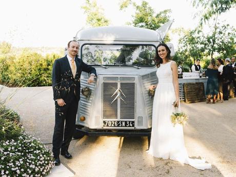 novios y furgoneta en boda en finca las tenadas en madrid